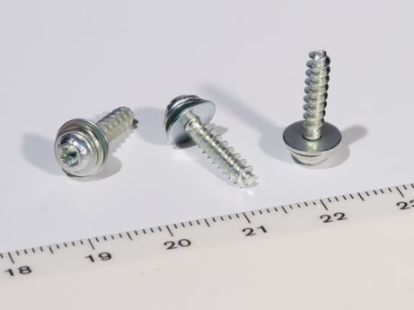 Verschiedene Schrauben mit Maßeinheit